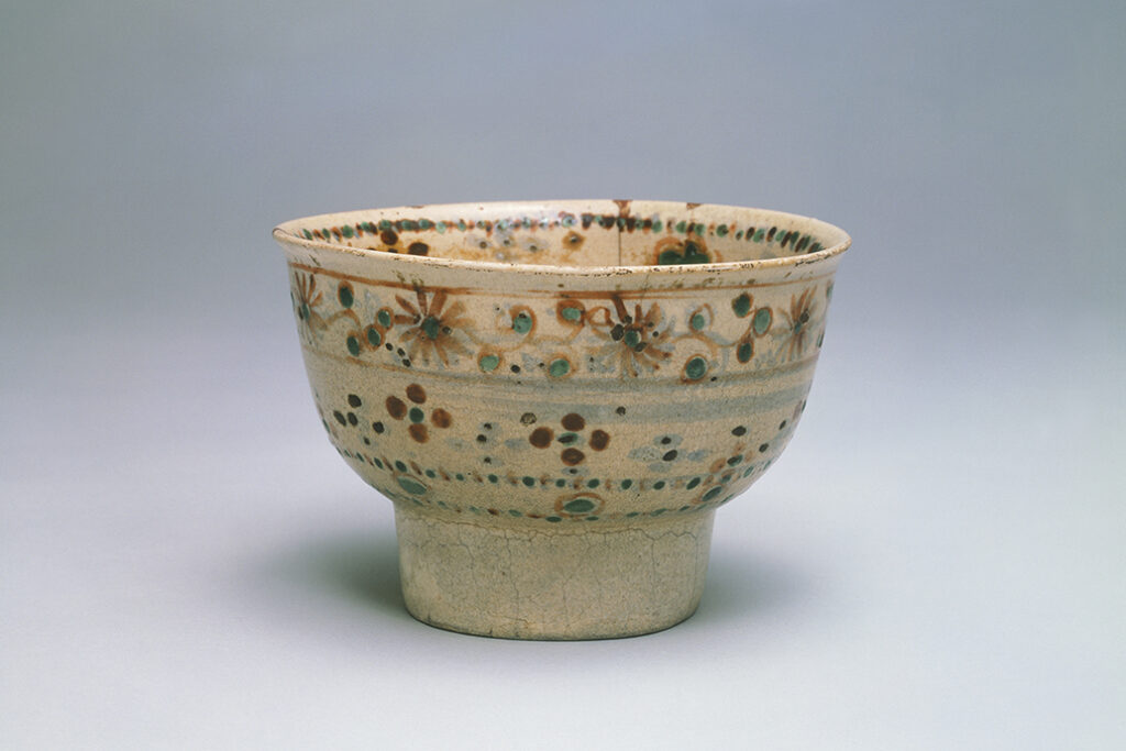 紅安南草花文茶碗 - 名古屋・徳川美術館 | The Tokugawa Art Museum