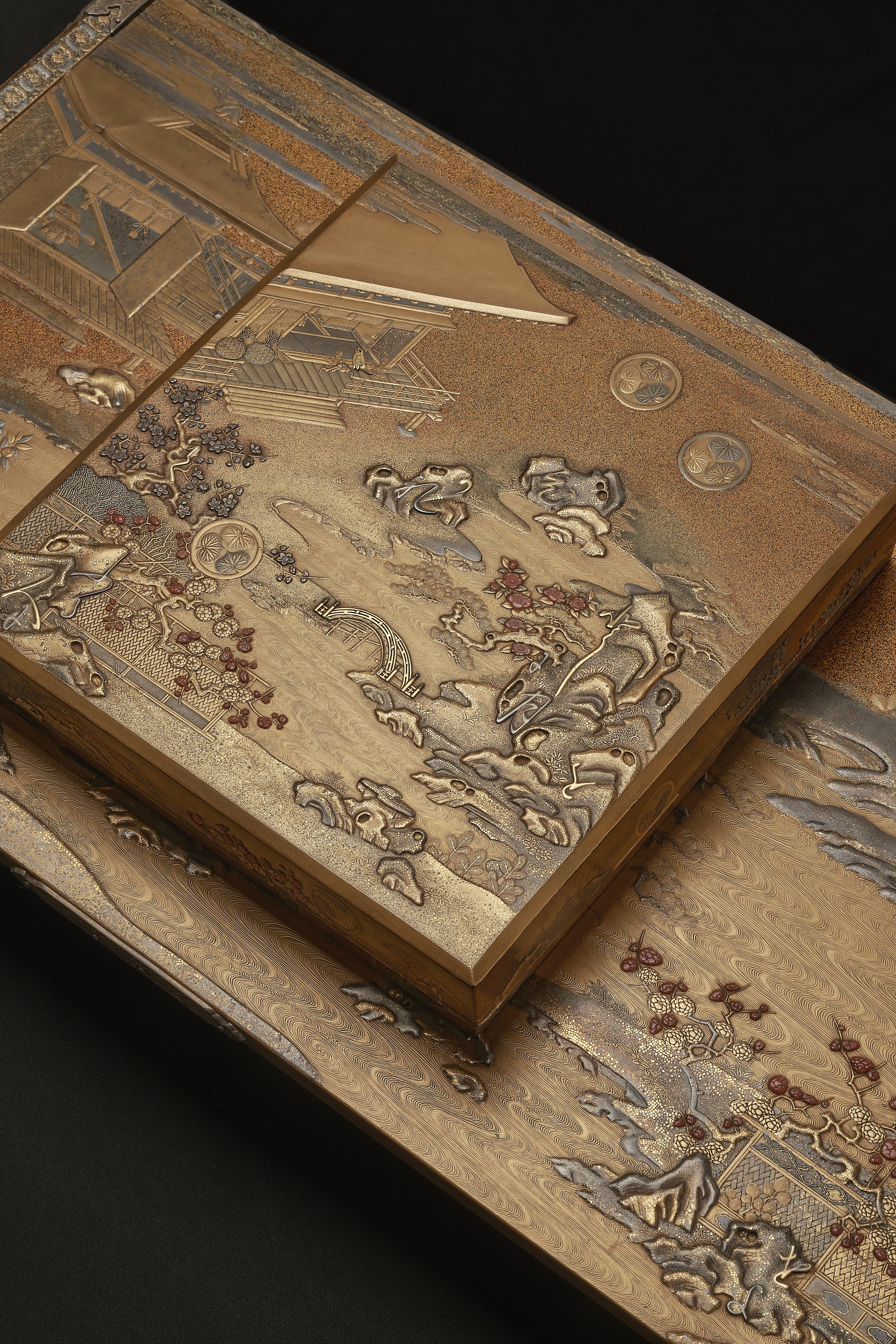 燦く漆　蒔絵　初音調度の源流を求めて　図録　徳川美術館 燦く漆 蒔絵」初音調度の源流を求めて - メルカリ